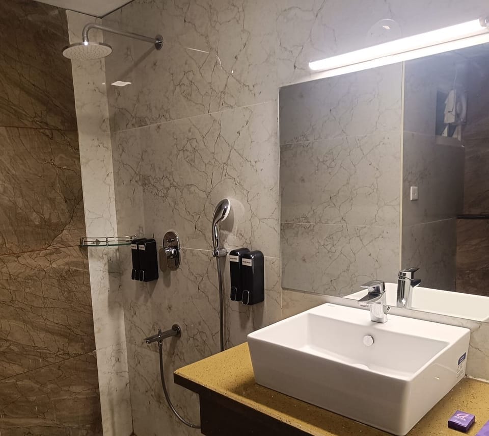 Deluxe Double Room, Balcony | Bathroom | Slippers