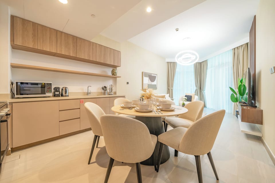 Room, Balcony, Lake View | In-room dining