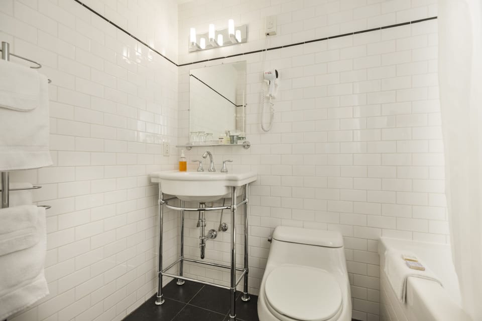Standard Room, 1 Queen Bed | Bathroom | Free toiletries, hair dryer, towels
