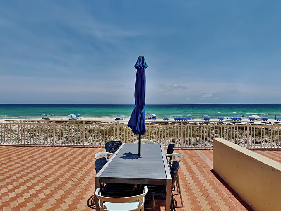 Large Gulf-Front Patio