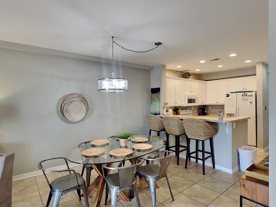 Dining Area and Breakfast Bar