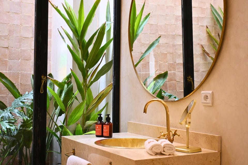 Shower, rainfall showerhead, free toiletries, hair dryer