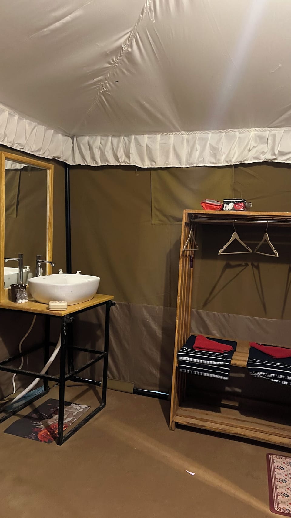 Deluxe Double or Twin Room, Balcony, River View | Bathroom | Shower, free toiletries, towels, soap