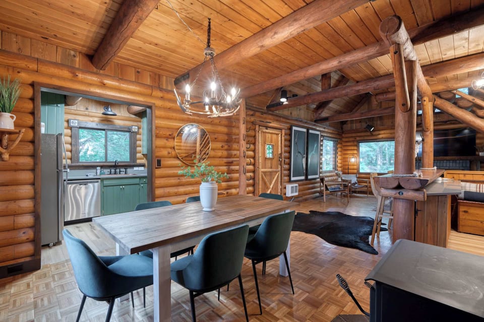 Cabin dining that seats the whole group together.