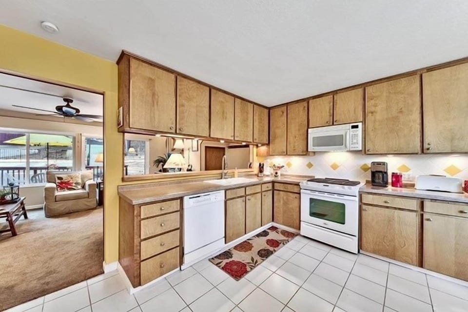Condo, 2 Bedrooms | Private kitchen