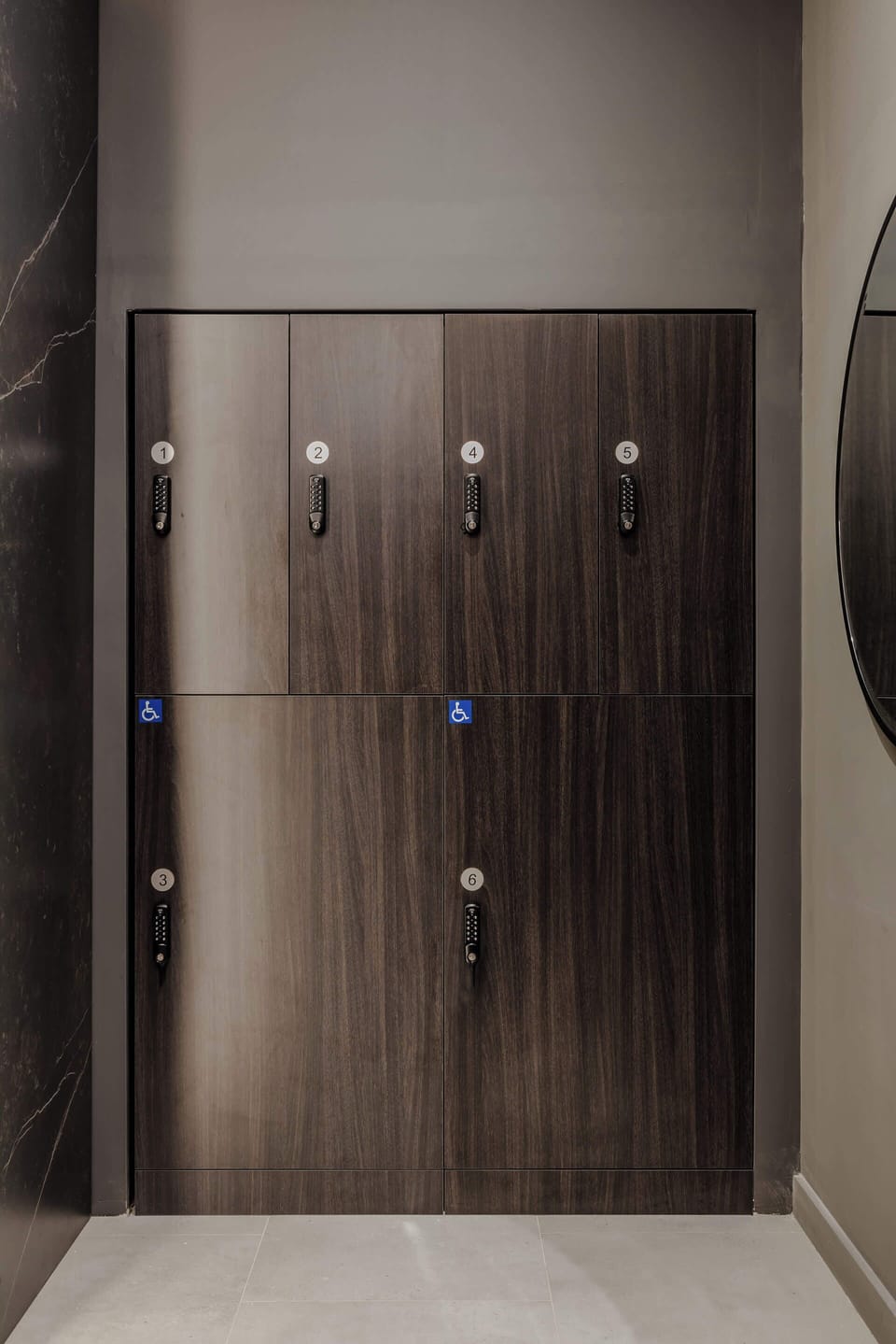 Lobby luggage storage