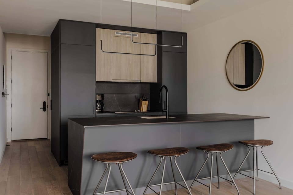 Fully equipped kitchen with breakfast bar