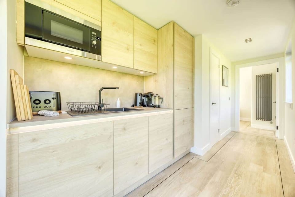 Fully equipped kitchen with washing machine