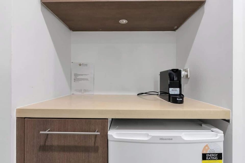 Start mornings slowly with a fresh brew from the coffee pod machine and store your snacks or refreshments conveniently in the compact fridge.