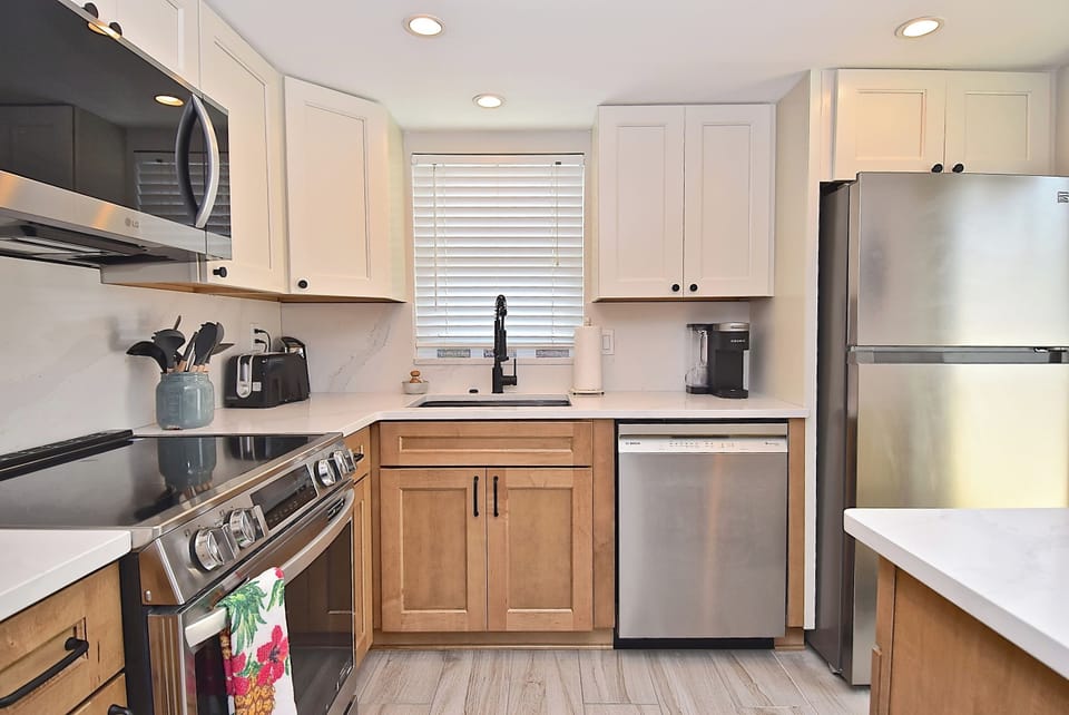 Induction stove, Bosch dishwasher and quartz counters 