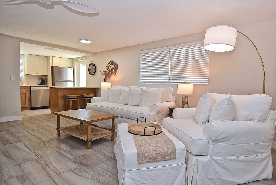 A large open floor plan with a table for 6 and a queen sleeper sofa