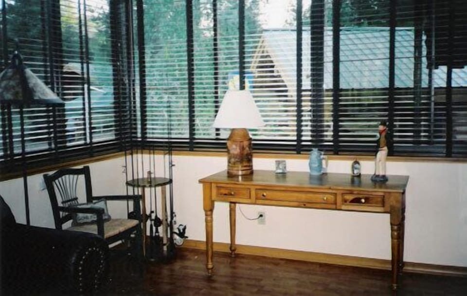 Deluxe Cabin, 2 Bedrooms, Non Smoking, Mountain View | Living room | TV