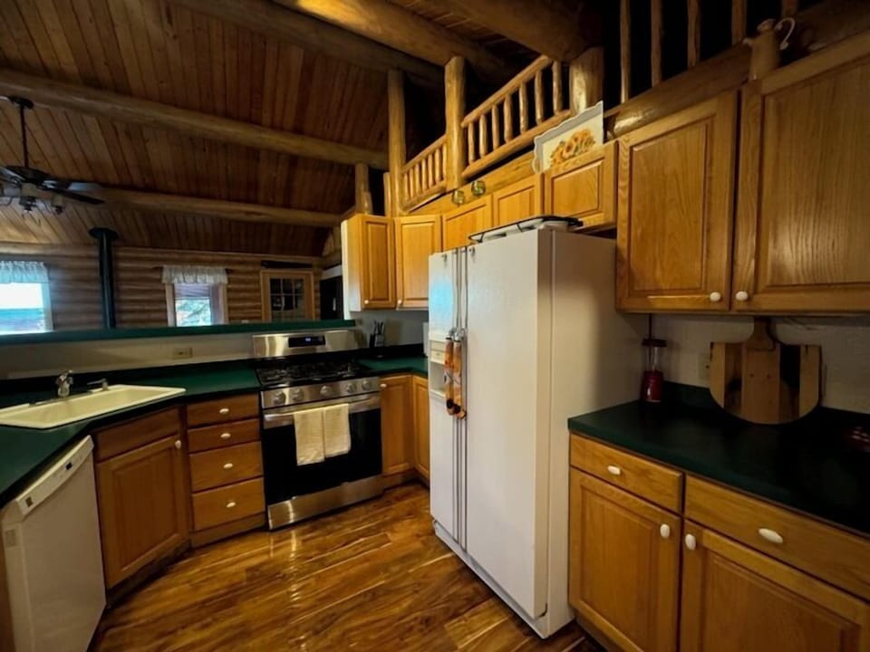 Deluxe Cabin, 2 Bedrooms, Non Smoking, Mountain View | Private kitchen | Shared fridge, microwave, coffee/tea maker