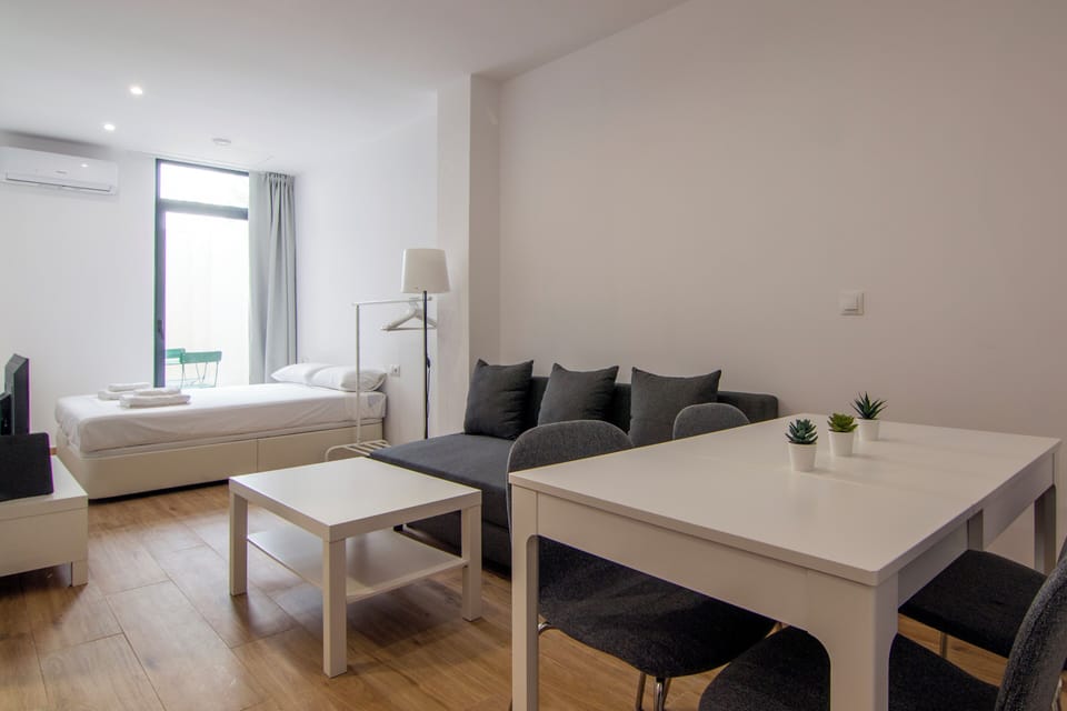 Basic Studio, Patio | Iron/ironing board, free WiFi