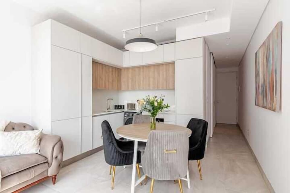 Deluxe Apartment, City View | Living area