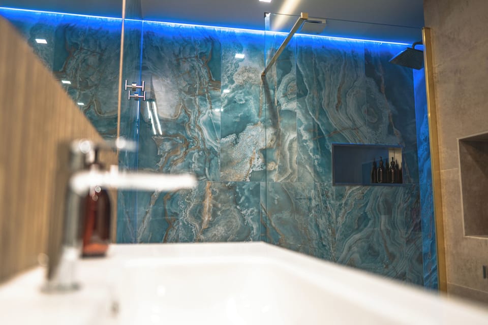Junior Studio Suite, Patio, Garden View | Bathroom | Shower, hair dryer, bidet, towels