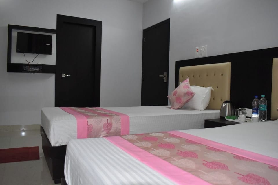 Deluxe Double or Twin Room, City View | Soundproofing, WiFi (free)