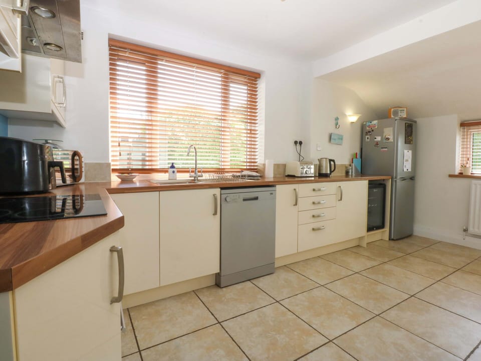 Fridge, microwave, dishwasher, toaster