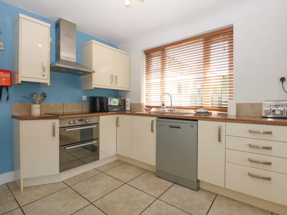 Fridge, microwave, dishwasher, toaster
