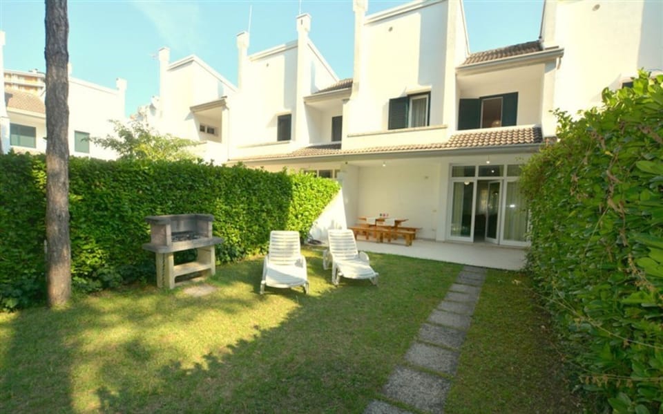 Villa, 3 Bedrooms, Patio, Garden View | Front of property