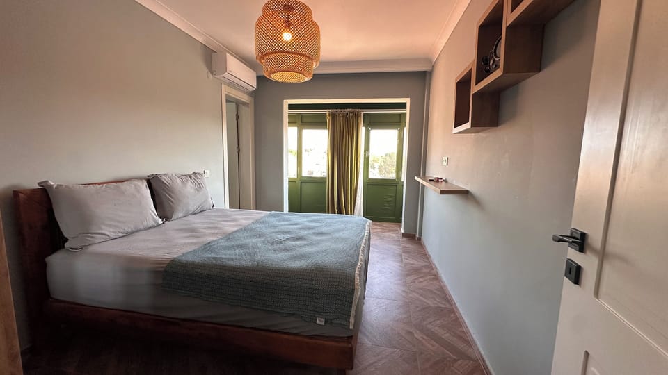 Deluxe Room with Bay Window | Premium bedding, iron/ironing board (on request), bed sheets