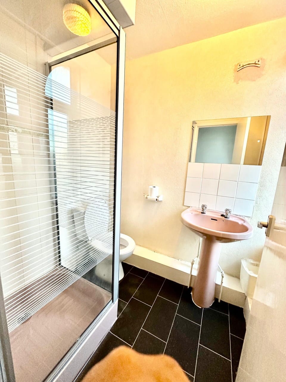 Basic Single Room | Bathroom
