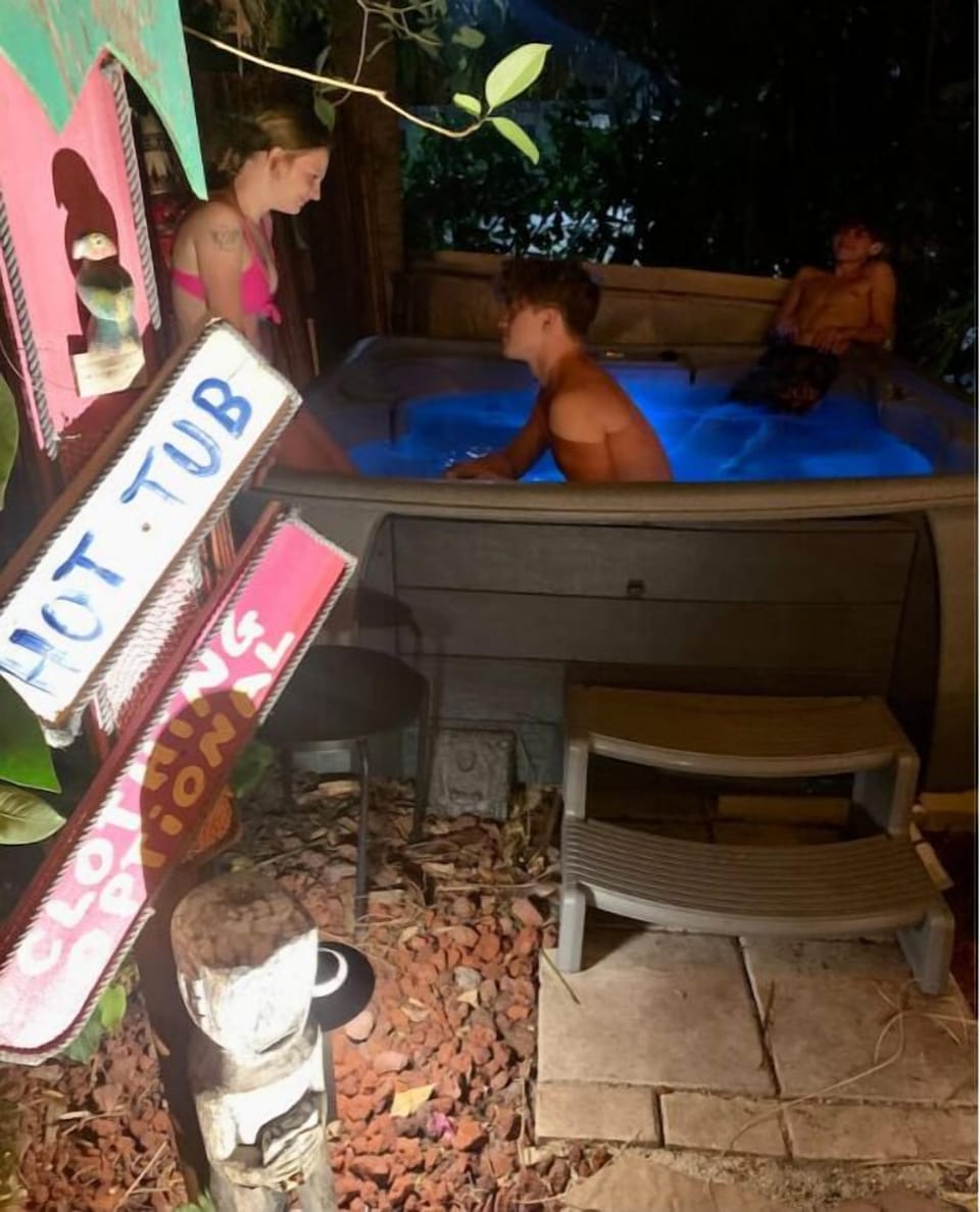 Wonderful hot-tub under tropical palms. Beautiful at night with tiki torches ! 