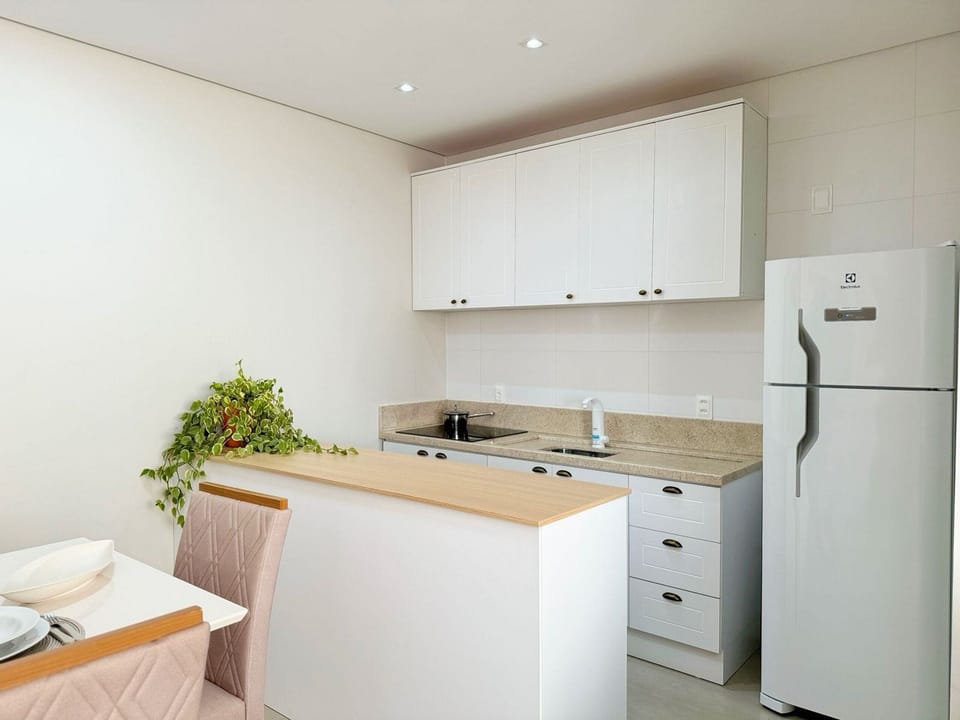 Apto Céu Azul - Vila Germânica - Blumenau - SC | Private kitchen | Coffee/tea maker, cookware/dishes/utensils, dining tables