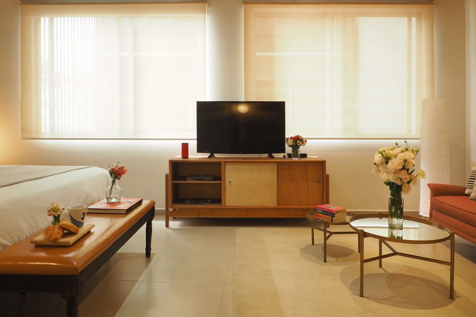 Deluxe Loft, 1 King Bed, Kitchenette, Ground Floor | Living area