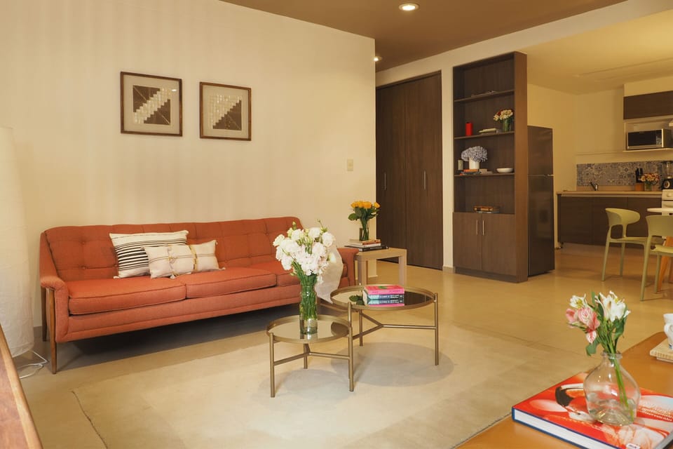 Deluxe Loft, 1 King Bed, Kitchenette, Ground Floor | Living area