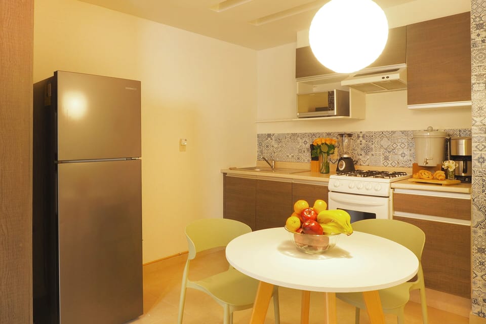 Full-size fridge, microwave, oven, stovetop