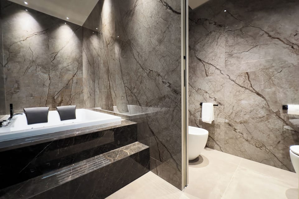 Camera Queen con Vasca Idromassaggio | Bathroom | Bathrobes, slippers, bidet