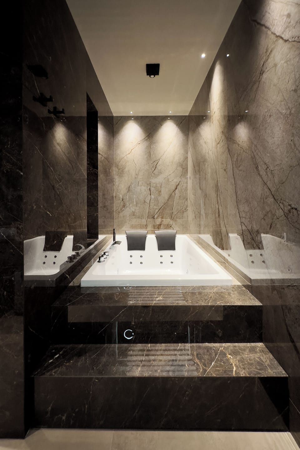 Camera Queen con Vasca Idromassaggio | Bathroom | Bathrobes, slippers, bidet