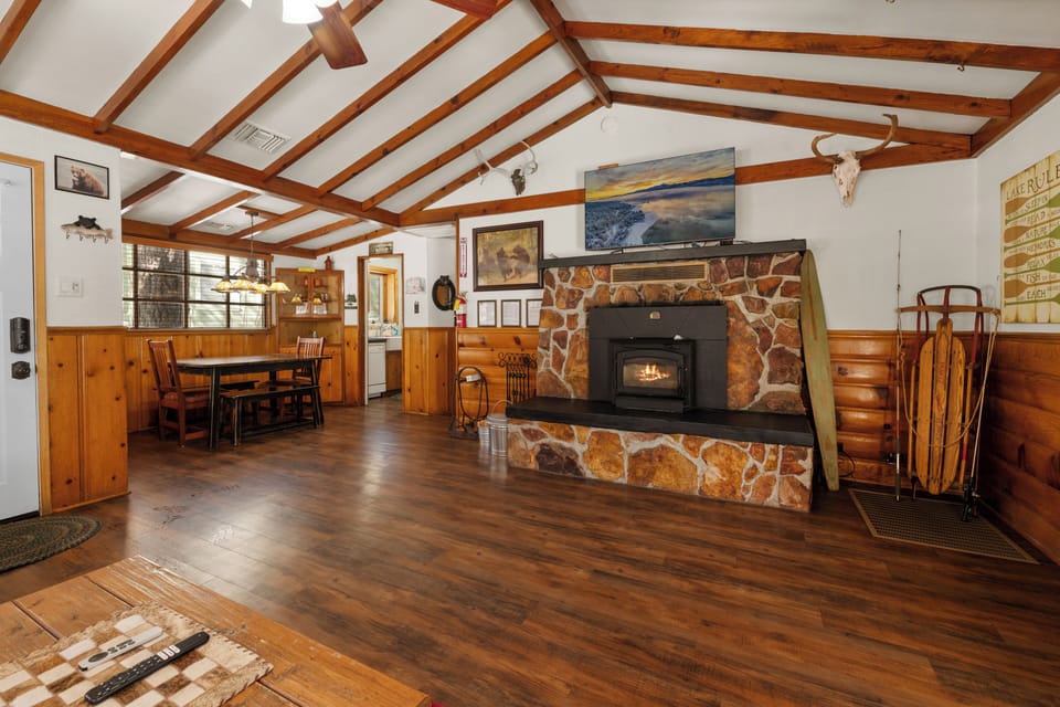 Flat-screen TV, fireplace