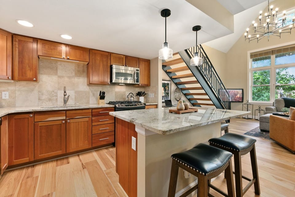 Condo, Multiple Beds, Balcony, Garden View (409 Mason Court #224) | Interior