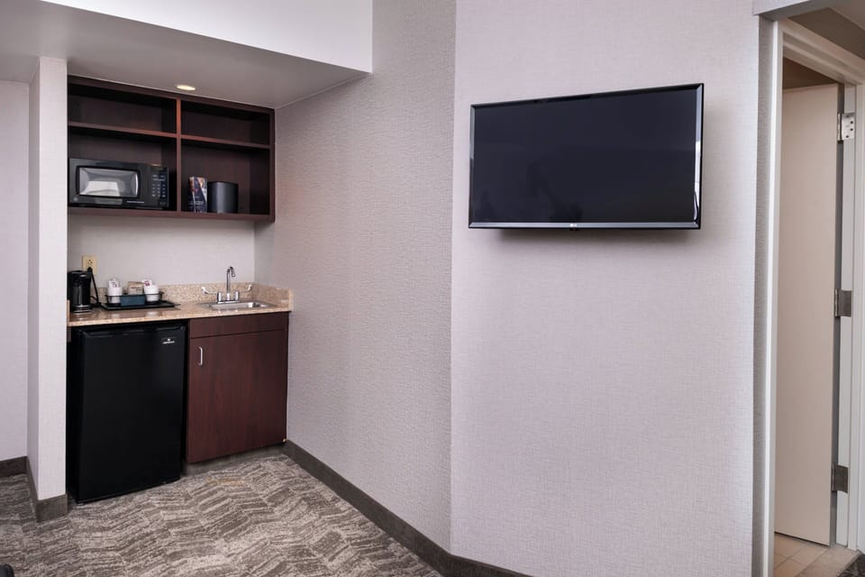 Executive Suite, 1 Bedroom | Private kitchenette | Fridge, microwave, coffee/tea maker