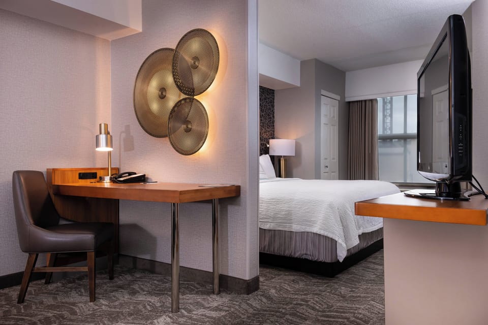 Studio, 1 King Bed with Sofa bed | Egyptian cotton sheets, premium bedding, desk, laptop workspace