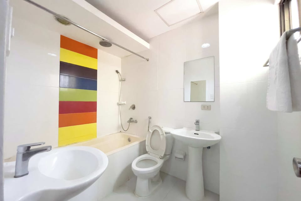Deluxe Room | Bathroom | Shower, rainfall showerhead, free toiletries, soap