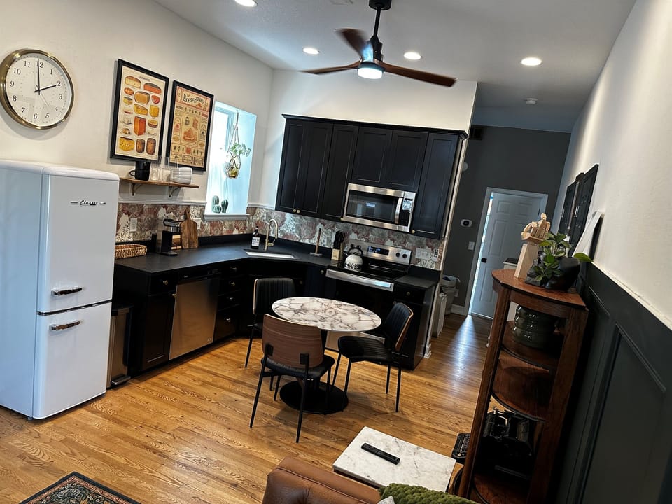 Kitchen & Dining