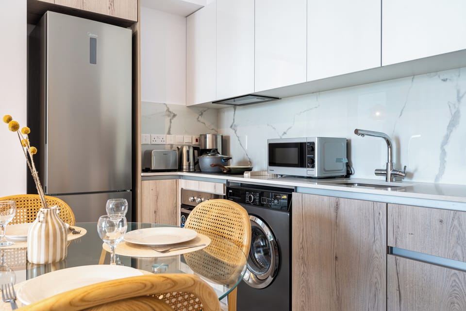 Apartment, 1 Double Bed, Kitchen, City View | In-room dining