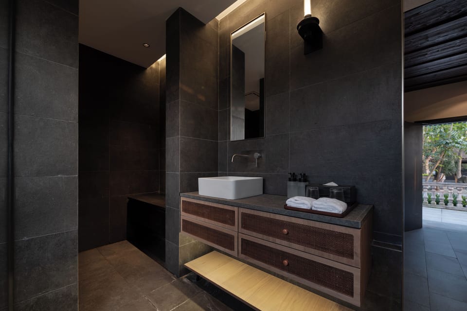 Family Suite, Courtyard View | Bathroom | Shower, hair dryer, towels, shampoo
