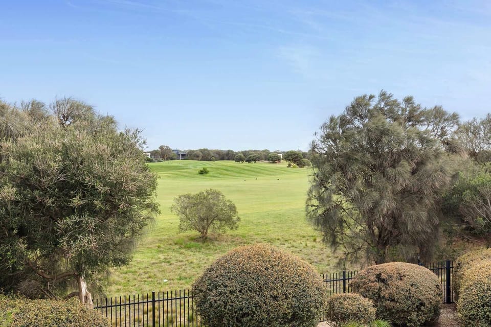 Golf course frontage, a golfer's haven!