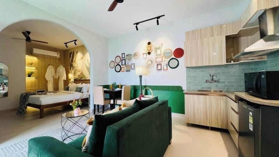 Luxury Penthouse, Patio | Living area | 40-inch flat-screen TV with digital channels, Netflix