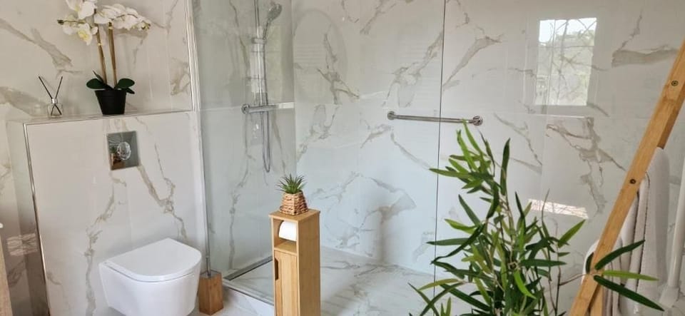 Martha (Thème Tropiques) | Bathroom | Shower, towels, soap, shampoo