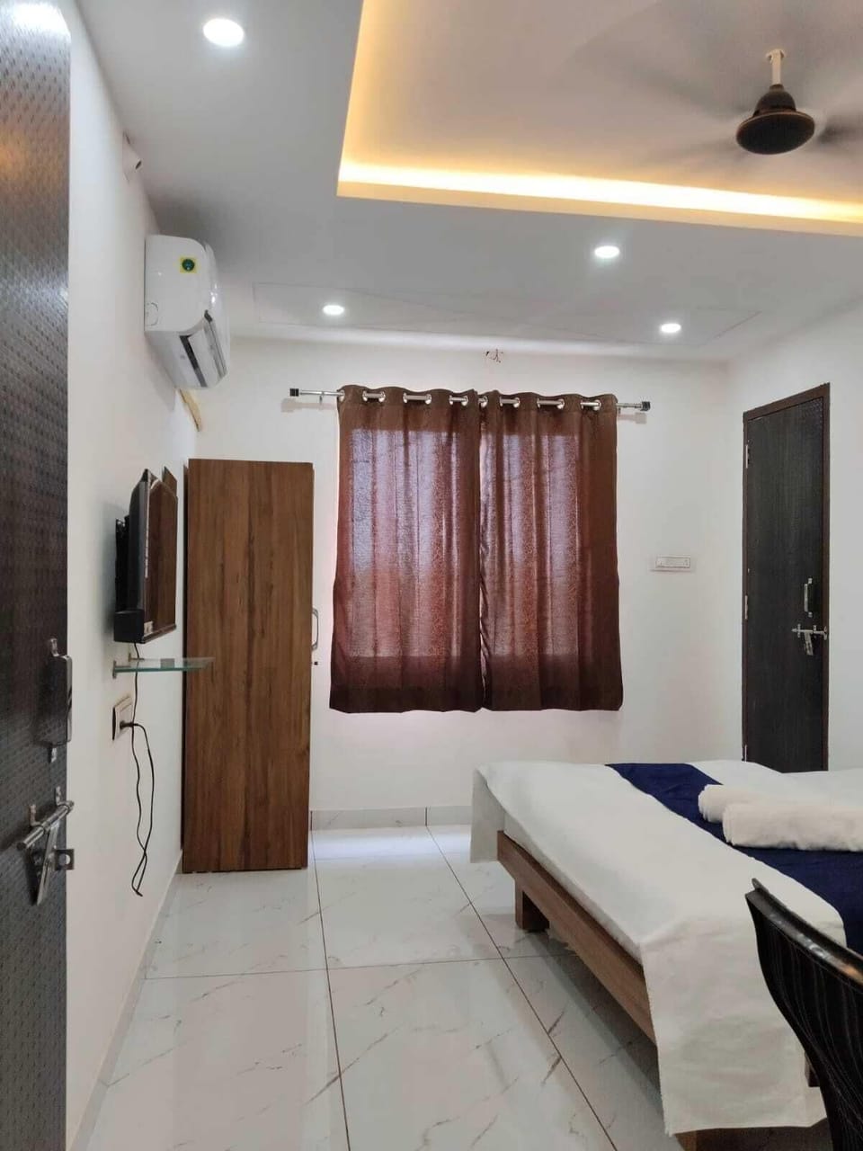 Deluxe Room | Iron/ironing board, WiFi (free)