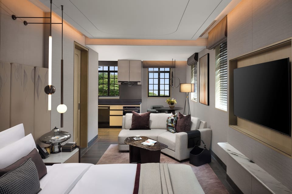 Basic Studio Suite, 1 Queen Bed | Premium bedding, free minibar, in-room safe, blackout drapes