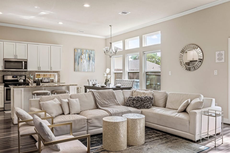 Perfectly designed to accommodate all your family and friends comfortably. Ideal for sharing among large groups.