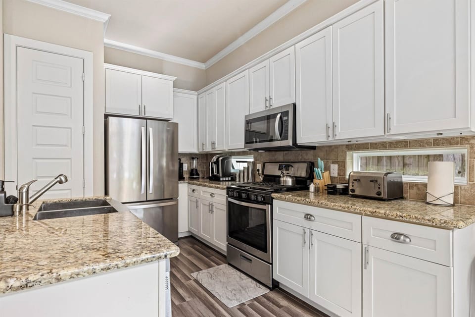 Fully equipped kitchen with high quality granite countertops. 