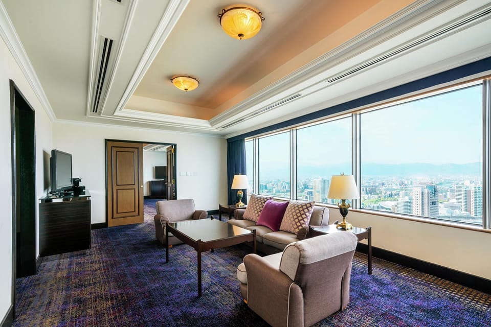 Executive Suite, 2 Twin Beds | Living area | 40-inch flat-screen TV with digital channels, TV
