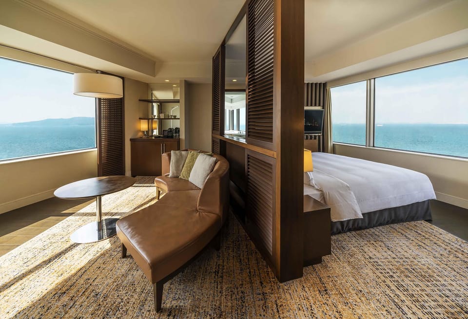 Panoramic Suite | Living area | 40-inch flat-screen TV with digital channels, TV